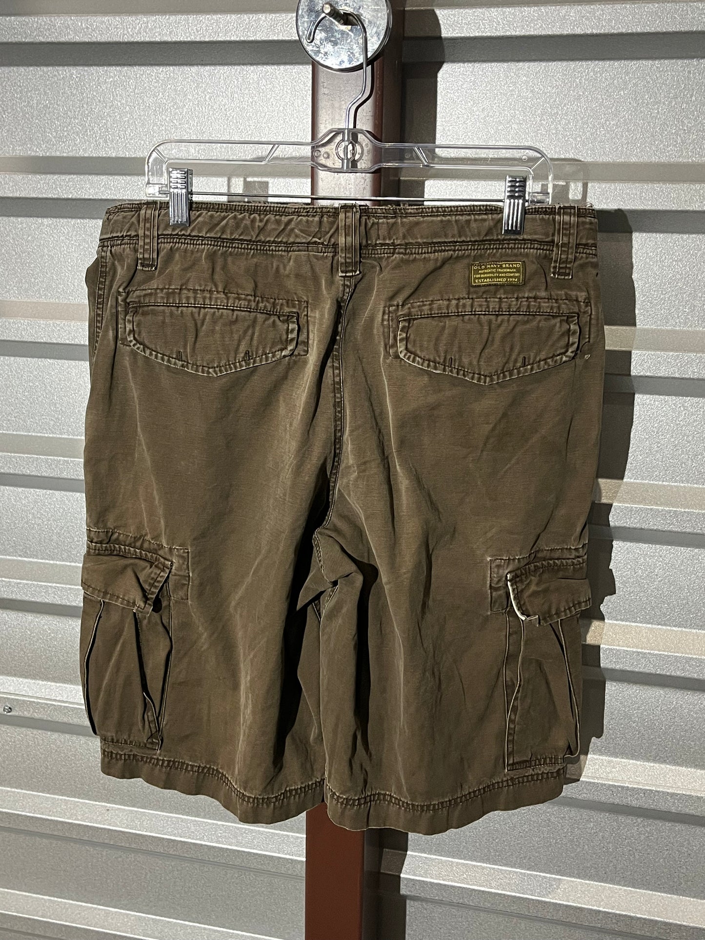 Old Navy Cargos. 33x11